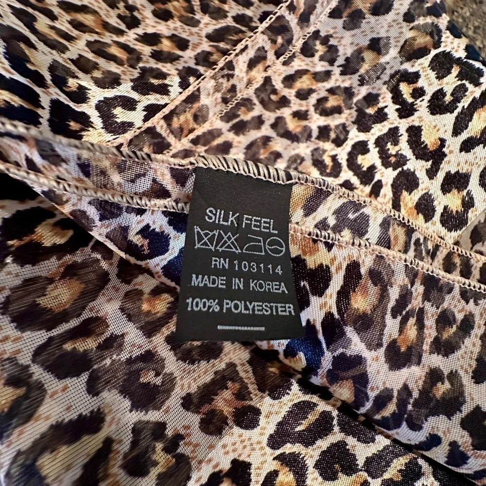 ANIMAL PRINT, NWOT, WOMENS SCARF. THIN, LIGHTWEIGHT, POLYESTER WITH A SILK FEEL.